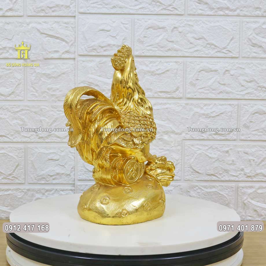 Hình ảnh phía sau của linh vật gà